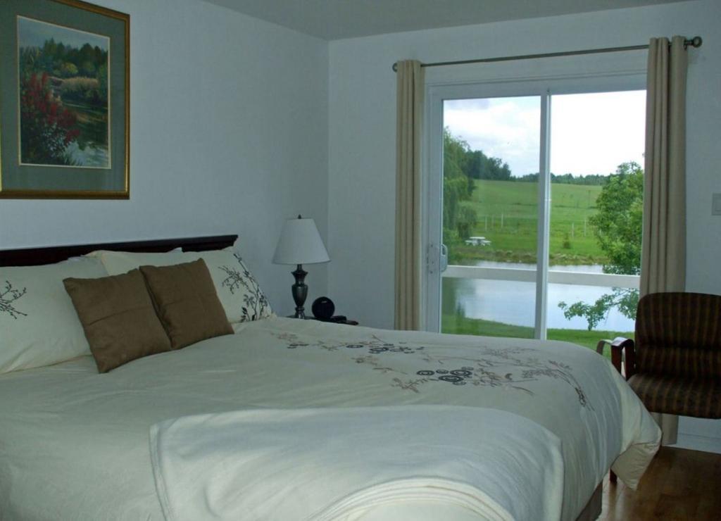 Cote St-Hermas Gite Au Vignoble Mirabel Room photo